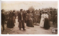 �����s�A�m�̎�������͂�ł���r�N�g���A����t�@�b�V����