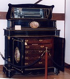 ��^�̃C���^�[�`�F���W�A�u���E�V�����_�[�E�I���S�[���̗�B