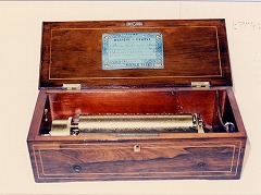 �j�R���E�t���[���А��s�A�m�t�H���e�E�V�����_�[�E�I���S�[���̃`���[���E�V�[�g