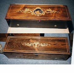 ��͊y������t���Ă���l�̃��`�[�t�A���͉Ԃ̃��`�[�t�̃}�[�P�b�g���[