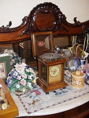 ���^�̃L�����b�W�E�N���b�N�̓����ɑg�ݍ��܂ꂽ�V���t�H�j�I���А��̏����ȃf�B�X�N�E�I���S�[��