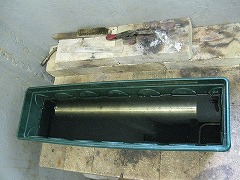 硫酸槽に浸けたシリンダー