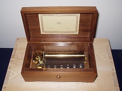 リュージュ社の代表的なオルゴールである3曲72ノートのシリンダー・オルゴール